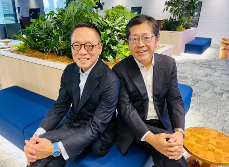 정태영(왼쪽) 현대카드 부회장과 오니시 유키히코 SMCC 사장이 지난 16일 일본 도쿄 SMCC 사옥에서 조인식 이후 기념촬영을 하고 있다. [현대카드 제공]